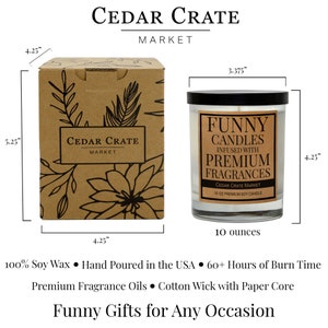 K&ouml;nnte beinhalten: Eine 10 Unzen Sojawachskerze in einem klaren Glasgef&auml;&szlig; mit schwarzem Deckel. Die Kerze ist mit "Funny Candles" und "Infused with Premium Fragrances" beschriftet. Die Kerze ist in einem braunen Karton mit floralem Design und den Worten "Cedar Crate Market" verpackt.