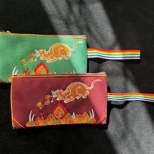 Bolsa bordada con mangosta escupidora de joyas / Con cremallera / Aprox. 4 x 7,5 pulgadas / Tíbet / Nehulay / 1 bolsa burdeos o verde