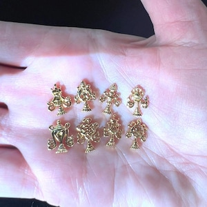 Ocho pequeños símbolos auspiciosos / Oro de 18 quilates sobre plata 925 / Se vende en un juego de 8 o individualmente / Aprox. 1,27 cm de alto / Ofrenda de mandala
