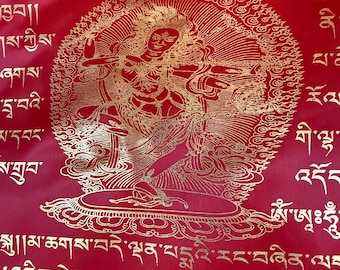 Enorme bandera de oración triple de Kurukulle / Gran nube de bendiciones / 71 x 152 cm / 1 bandera / Seda de poliéster / bandera vertical / Wangdü Soldep