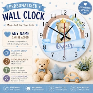 Könnte beinhalten: Eine runde Wanduhr mit einem Cartoon-Bären mit goldener Krone, einem blauen Regenbogen und dem Namen Oscar auf einem blauen Banner. Das Zifferblatt hat schwarze Zahlen und Zeiger. Text: PERSONALISED WALL CLOCK, ANY NAME CAN BE ADDED, CUSTOM MADE WITH LOVE.