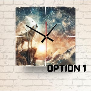 Könnte beinhalten: Quadratische Wanduhr mit einem Wolf, der den Mond anheult, vor einem Himmels-Hintergrund mit Sonnenaufgang. Die Zeiger sind schwarz, der Sekundenzeiger rot. Der Text "OPTION 1" befindet sich unten.