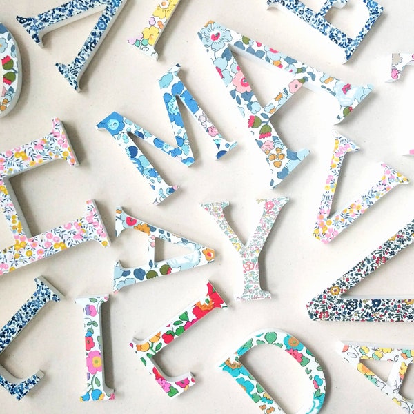 Letras de madera con tela de Liberty | Decoración infantil | Dos tamaños: 8cm/13cm