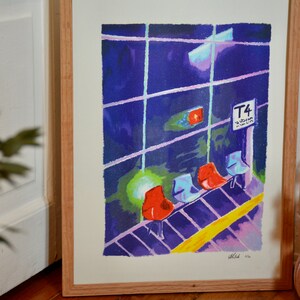 Puede incluir: Una pintura enmarcada de una sala de espera con un esquema de color azul y morado. La pintura representa una fila de sillas rojas y azules frente a una gran ventana con un cartel que dice "T4".
