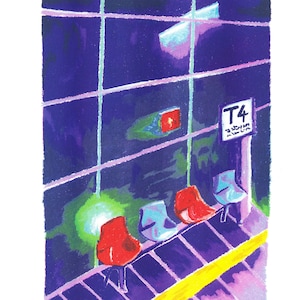 Puede incluir: Una pintura de una sala de espera en un aeropuerto. Tres sillas rojas y azules est&aacute;n alineadas frente a una ventana con un cartel que dice "T4".