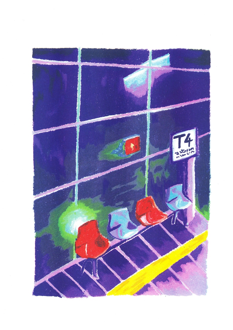 Puede incluir: Una pintura de una sala de espera en un aeropuerto. Tres sillas rojas y azules est&aacute;n alineadas frente a una ventana con un cartel que dice "T4".