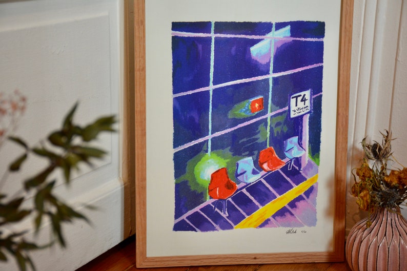 Puede incluir: Una pintura enmarcada de una sala de espera con un esquema de color azul y morado. La pintura representa una fila de sillas rojas y azules frente a una gran ventana con un cartel que dice "T4".