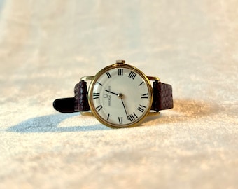 Reloj de pulsera clásico y elegante Universal Genève chapado en oro
