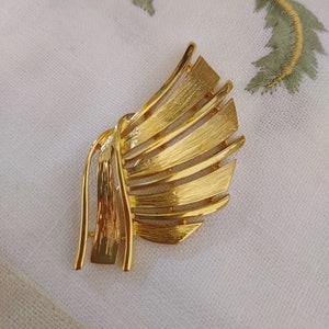 Wunderschöne Vintage Gold Ton Brosche Pin. Fächer Brosche. Eine klassische Brosche für dein Jacket oder das kleine Schwarze. Geschenk für Sie