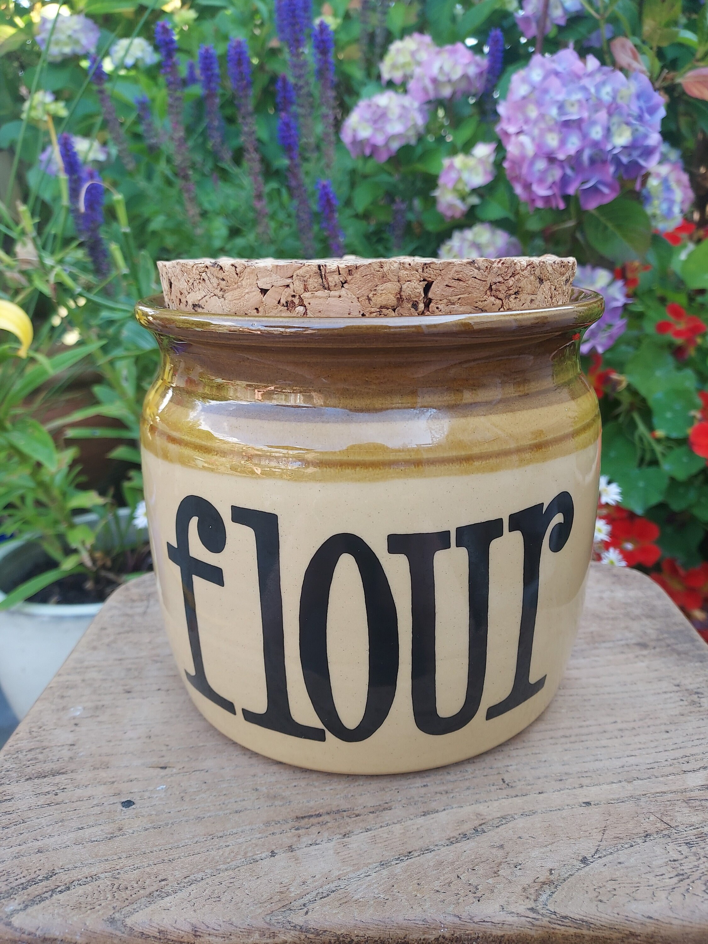 Vintage TG groene bloempot met deksel. Container van geglazuurd aardewerk met kurken deksel. Iconische keukenopberger. Aantrekkelijke praktische opberger