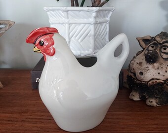 Schattige jonge haankruik van Honiton Pottery. Pint melkkan/creamer. Vla kan. Waterkan. Leuk servies. Ontbijtkan. Landelijke keukendecoratie