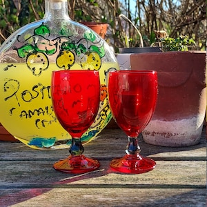 Paar Vintage rote italienische Aperitif / Likörgläser. Vintage Glaswaren mit Stiel. Rot und Türkis. Perfektes Weihnachtsgeschenk