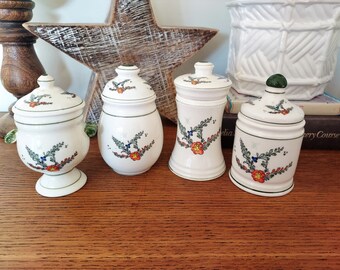 Set van 4 vintage potten met deksel. Witte en groene keramische opbergpotten. Kleurrijk bloemdessin. Kruidenpotten. Kruidenpotten. Opberger landelijke keuken