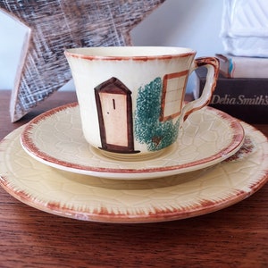 Keele Cottage Ware Teatime Trio. Ensemble de soucoupes et assiettes latérales. Poterie de la rue Keele. Poterie du Staffordshire. Poterie anglaise peinte à la main