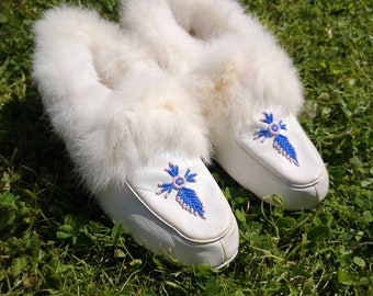 Vintage 1960s White Leather and Fur Moccasins Slippers with Beadwork / Size 9