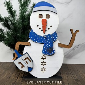 File SVG con taglio laser di pupazzo di neve Yarmulke Sitter Glowforge, regalo per Hanukkah, decorazione ebraica da tavolo con fiocchi di neve, file Dreidel che nevica