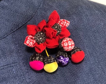 Broche kimono en tissu de kimono en soie recyclé / Fleur de tsumami avec boule de soie en tissu de kimono japonais vintage. Fleur rouge kanoko