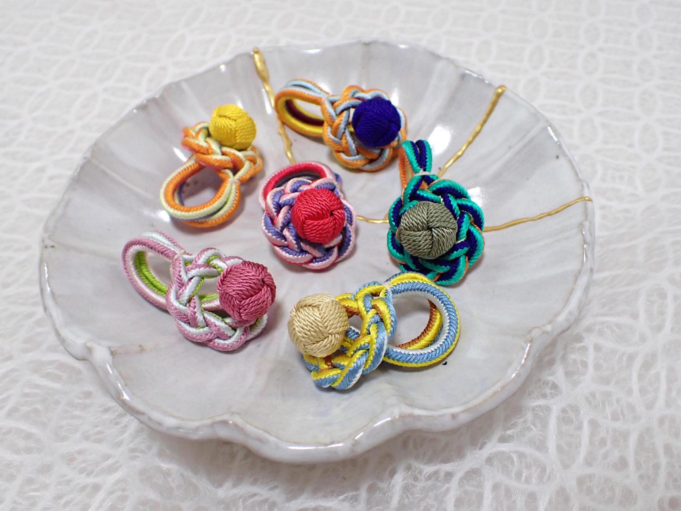 Anillo kumihimo trenzado de seda: un toque de tradición y