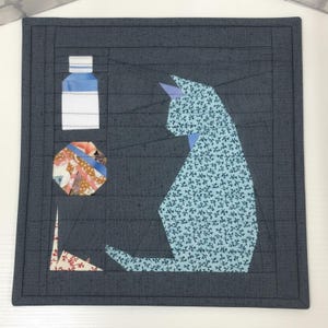 簡単かわいい！FPPパターンPDF：「猫と彼女のお気に入り」9インチ猫キルトブロック 猫+追加パターン付き ボール/ネズミ/ミルクパターン