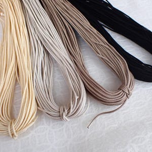 "Seidenschnur rund geflochten Kumihimo 1,5 mm Japanische Seidenkordel ""Edouchihimo" 8 Strang Geflecht / für Minimalist Schmuck / neutrale Farbe IGA."
