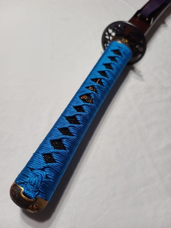 美しい刀 青い模様の黒い柄 Amazon.co.jp: 模造刀 美術刀 黒斬剣 大輪鍔 大刀 黒塗り刃紋無