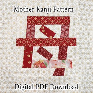 Könnte beinhalten: Ein Quiltblock mit dem japanischen Kanji für „Mutter“ in rot-gold gemustertem Stoff. Das Kanji ist vor einem weißen Hintergrund mit einem goldenen geometrischen Design platziert. Der Text oben lautet „Mother Kanji Pattern“ und unten „Digital PDF Download“.