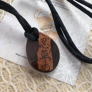 Ciondolo fatto a mano con scrittura Noh e intaglio "Ai" - Cordino per kimono riciclato, lunghezza regolabile