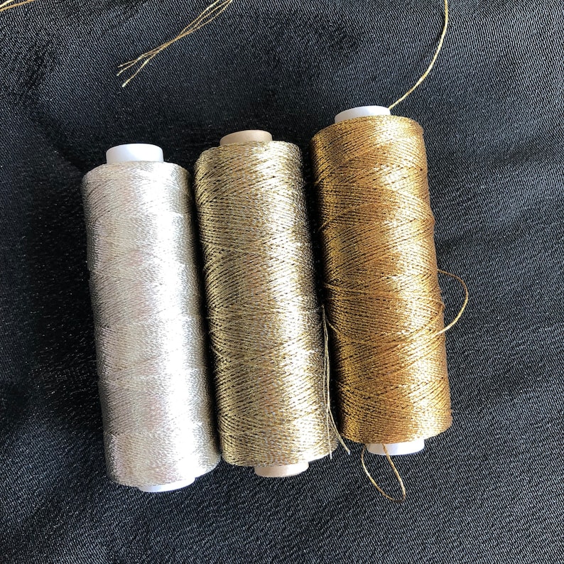 Pu&ograve; includere: Tre bobine di filo metallico in argento, oro e bronzo.