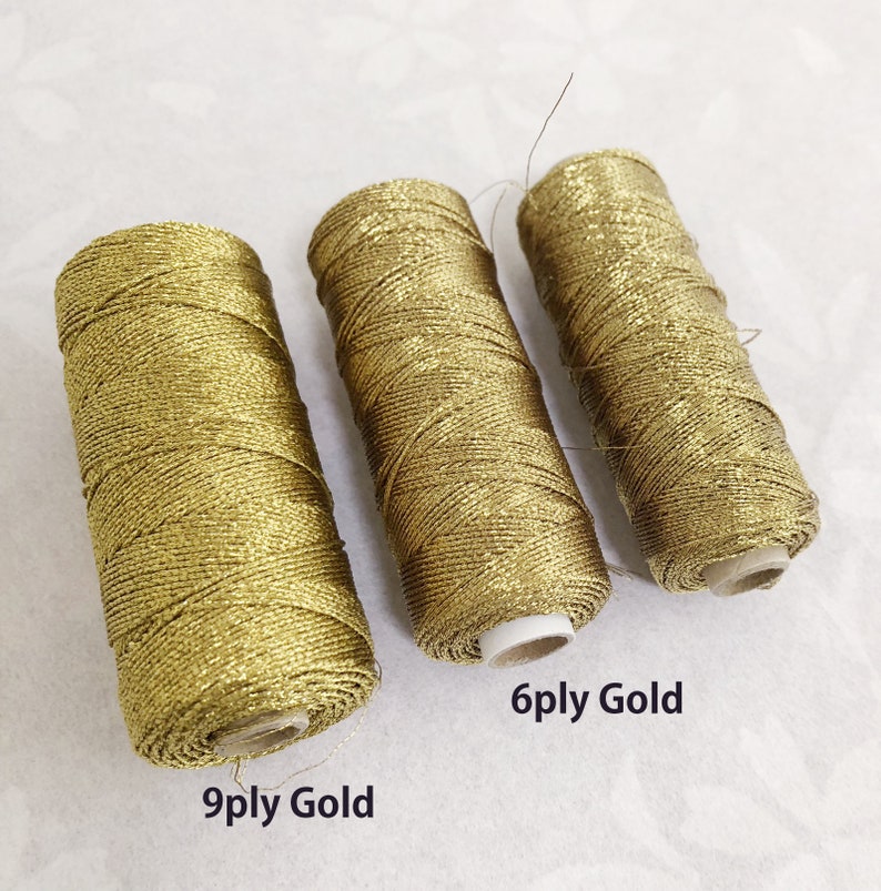 Pu&ograve; includere: Tre bobine di filo dorato, etichettate 6 fili d'oro, 9 fili d'oro. Il filo &egrave; di colore oro lucido.