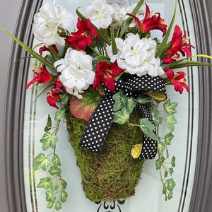 Geranium Moss Wreath for Front Door, Moss Basket with White Geraniums, Garden Style Basket, Handmade Gift, Kitchen Wall Decor, Gift Ideas