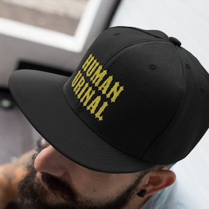 Menselijk urinoirmuts, pet in snapback-stijl, watersportfetisj, urolagnie, urolagnie, pisspel, urinespel, pisvarken, varkensjongen