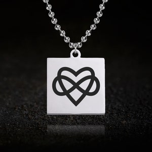 Peut inclure: Un collier en chaîne argent avec un pendentif carré représentant un symbole d'infini noir entrelacé avec un cœur.