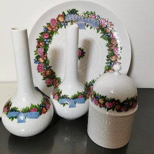 Konvolut: 4pc ROSENTHAL special edition Ferrero * 2 Vases, 1 Lidded Box, 1 Plate * Flowers + blu bow on Romance pattern by Bjoern Wiinblad