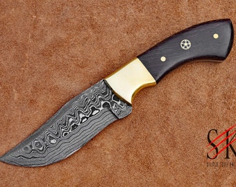 Couteau en acier Damas forgé à la main, couteau de chasse et de camping fait à la main, manche en bois wengé et en laiton avec gaine en cuir – 155