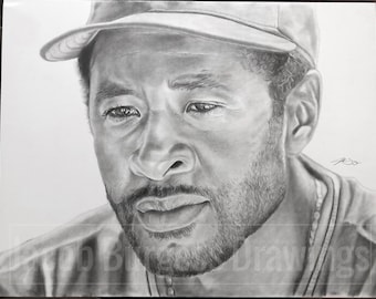 Può includere: Un disegno a matita in bianco e nero di un uomo con la barba che indossa un berretto da baseball. L'uomo guarda in basso e a destra. Il disegno è firmato in basso a destra.