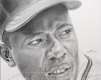 Può includere: Disegno a matita in bianco e nero di un uomo che indossa un cappello da baseball con la lettera "M" sopra. L'uomo guarda a destra e ha un'espressione seria sul viso.