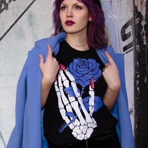 Maglietta Skeleton Rose DEAD PULP di Lucy Færy