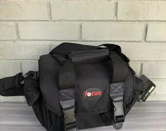 monogrammed camera bolsa