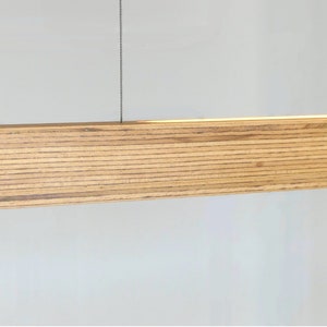 Suspension Up and down en bois, luminaire led linéaire fait main, pour l'éclairage de votre salle à manger, votre cuisine ou votre bureau. image 4