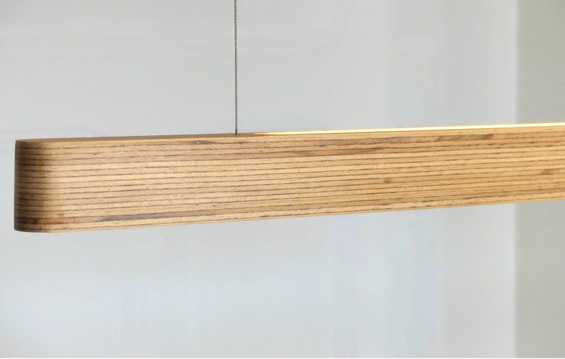 Suspension Up and down en bois, luminaire led linéaire fait main, pour l'éclairage de votre salle à manger, votre cuisine ou votre bureau. image 4