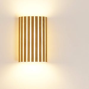 Wall light in linen and oak – handmade minimalist lamp in natural fabric, elegant and artisanal