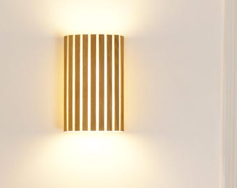 Wall light in linen and oak – handmade minimalist lamp in natural fabric, elegant and artisanal