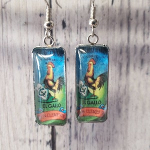 Aretes De Lotería, Joyería Inspirada en la Tarjeta de Lotería El Gallo, Bingo Mexicano, Gallo, Cabañón Rectangular 10x25 mm
