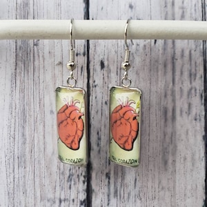 Aretes de lotería, joyería inspirada en la carta de lotería El Corazón, bingo mexicano, corazón, cabujón rectangular de 10 x 25