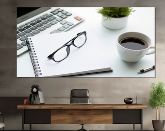 Puede incluir: Un escritorio blanco con un cuaderno, gafas, una taza de café, un bolígrafo y una calculadora. El escritorio está frente a una pared gris.