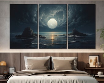 Puede incluir: Una impresión en lienzo de tres paneles que representa un paisaje marítimo oscuro y tormentoso con una luna llena brillando intensamente en el cielo. La luna se refleja en el agua, creando un efecto brillante. El lienzo está colgado sobre una cama con ropa de cama y almohadas marrones.