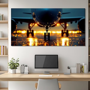 Puede incluir: Primer plano de un gran avión aterrizando en una pista. El avión está silueteado contra una puesta de sol naranja brillante. La pista está mojada y refleja la luz de la puesta de sol.