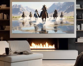 Op de afbeelding: Een schilderij van vijf cowboys die op paarden door een ondiepe rivier rijden. De cowboys dragen hoeden en dragen geweren. De paarden zijn bruin en wit. De rivier is blauw en de lucht is helder. De achtergrond is een woestijnlandschap met bergen in de verte.