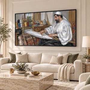 Peut inclure: Une peinture à l'huile encadrée représentant une personne barbu portant un couvre-chef blanc et une tunique blanche, assise à un métier à tisser en bois et tissant un tissu blanc. Des bobines de fil colorées sont sur une étagère.