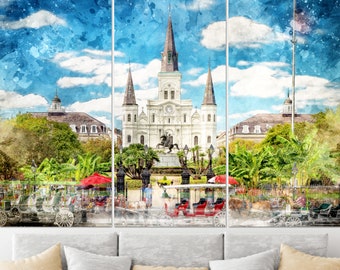 Op de afbeelding: Een aquarel van de St. Louis Cathedral in New Orleans, Louisiana. De kathedraal is een wit gebouw met twee hoge torens en een klokkentoren. Op de voorgrond zijn er paardenkoetsen en op de achtergrond palmbomen en ander groen.